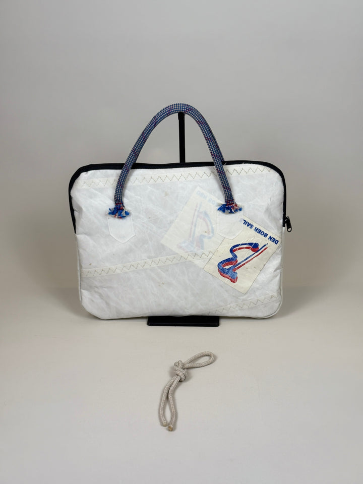 Laptophoes 13 inch van gerecycled jachtzeil, achterkant wit met zeilembleem