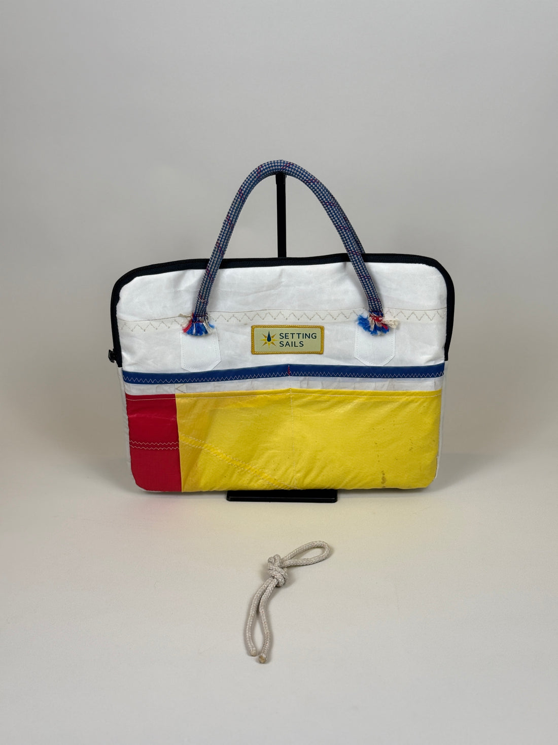 Laptophoes 13 inch van gerecycled jachtzeil, voorkant geel met rood vlak