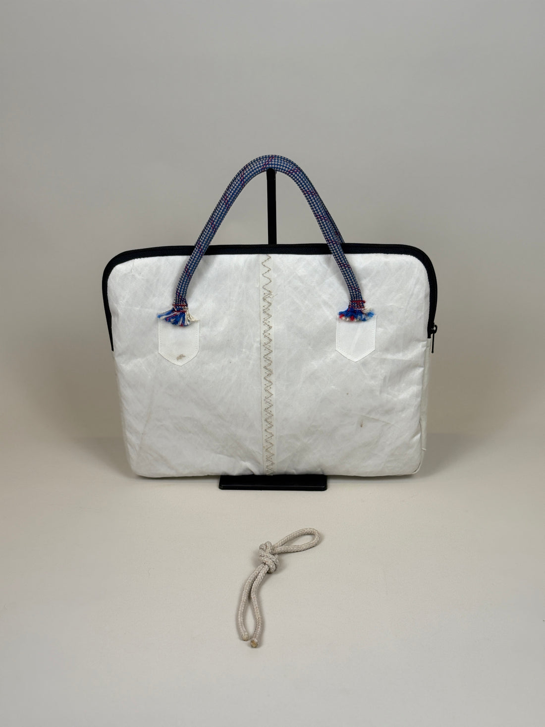 Laptophoes 13 inch van gerecycled jachtzeil, achterkant wit met blauwe touwhengsels