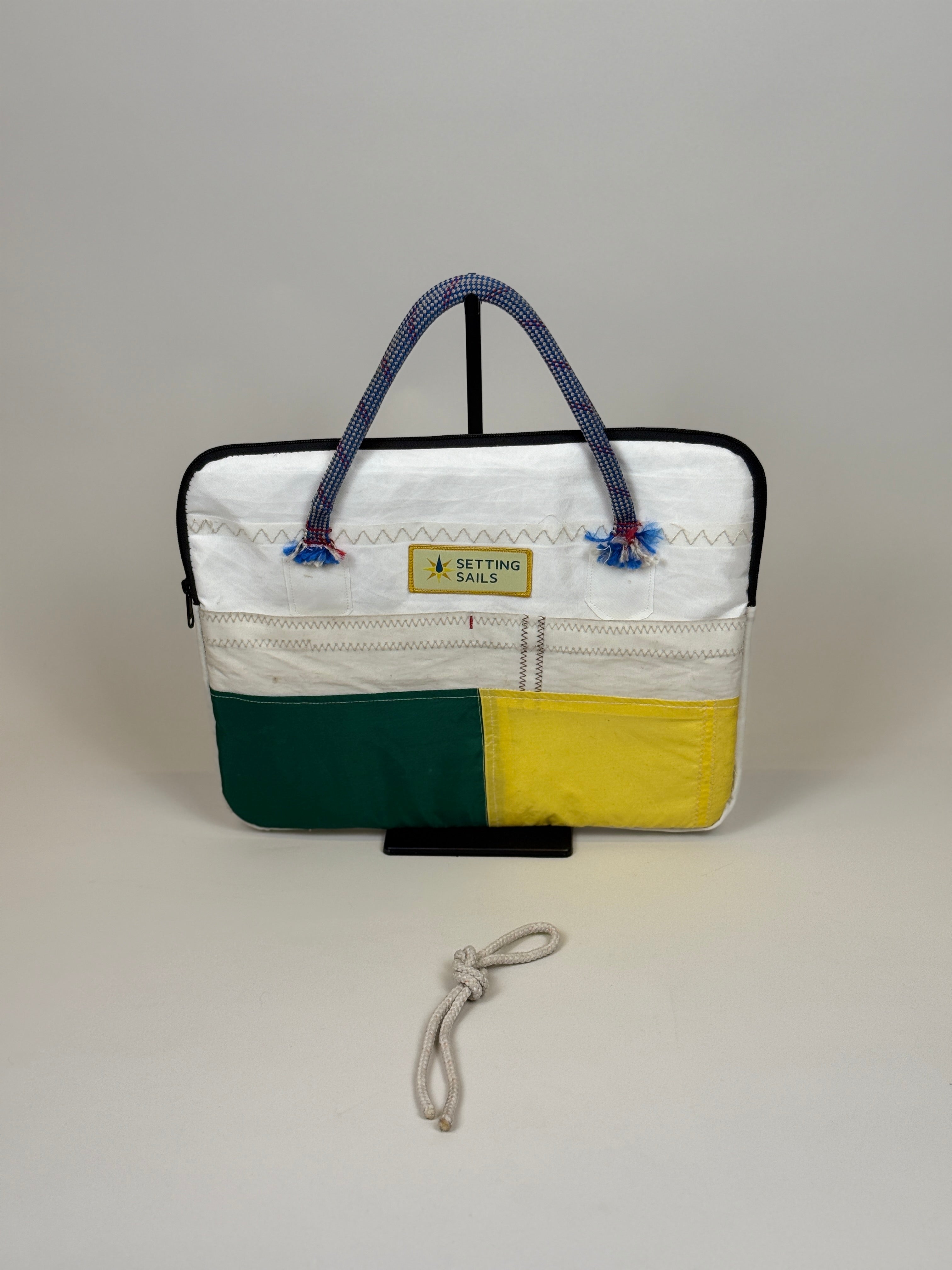 Laptophoes 13 inch van gerecycled jachtzeil, voorkant met groen en geel vlak
