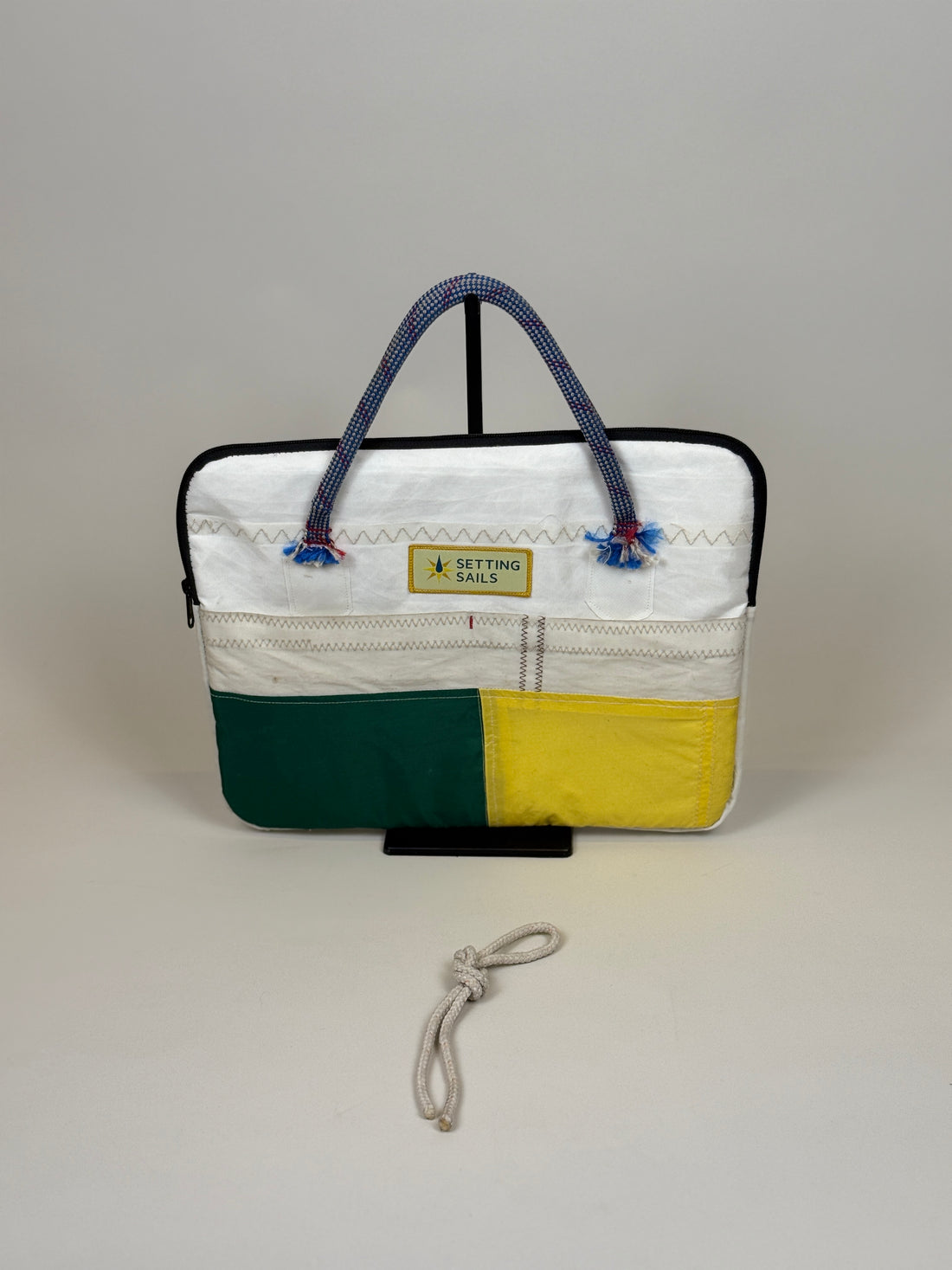 Laptophoes 13 inch van gerecycled jachtzeil, voorkant met groen en geel vlak