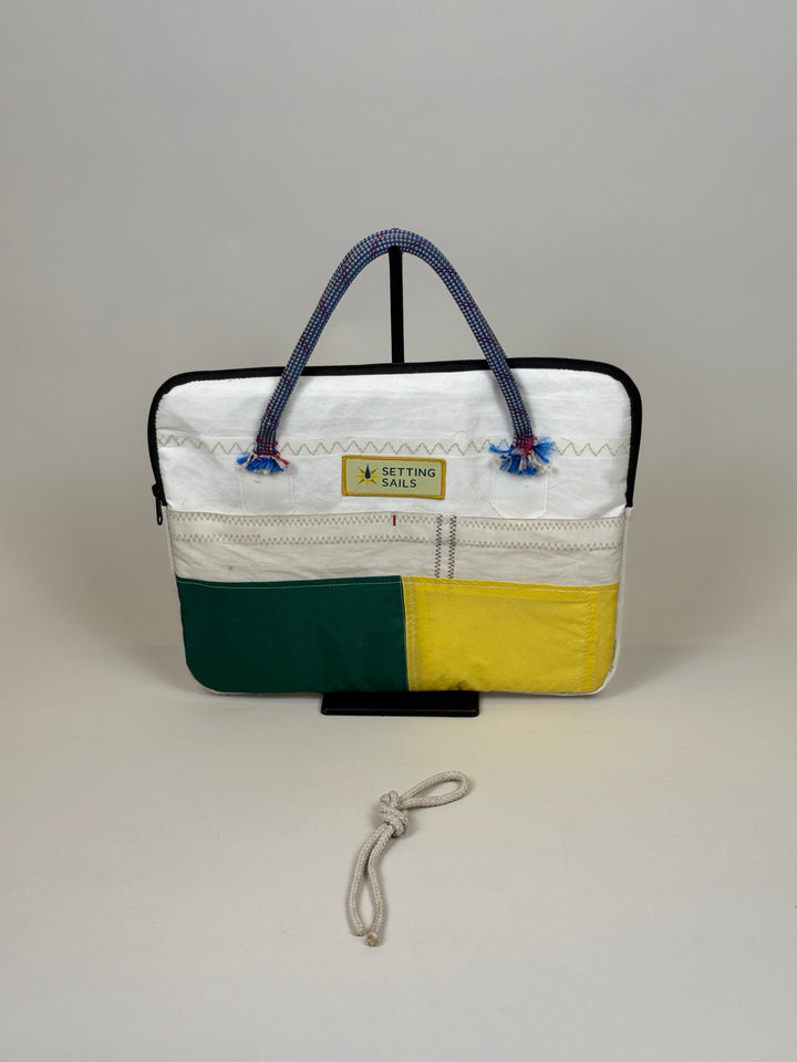Laptophoes 13 inch van gerecycled jachtzeil, voorkant met groen en geel vlak