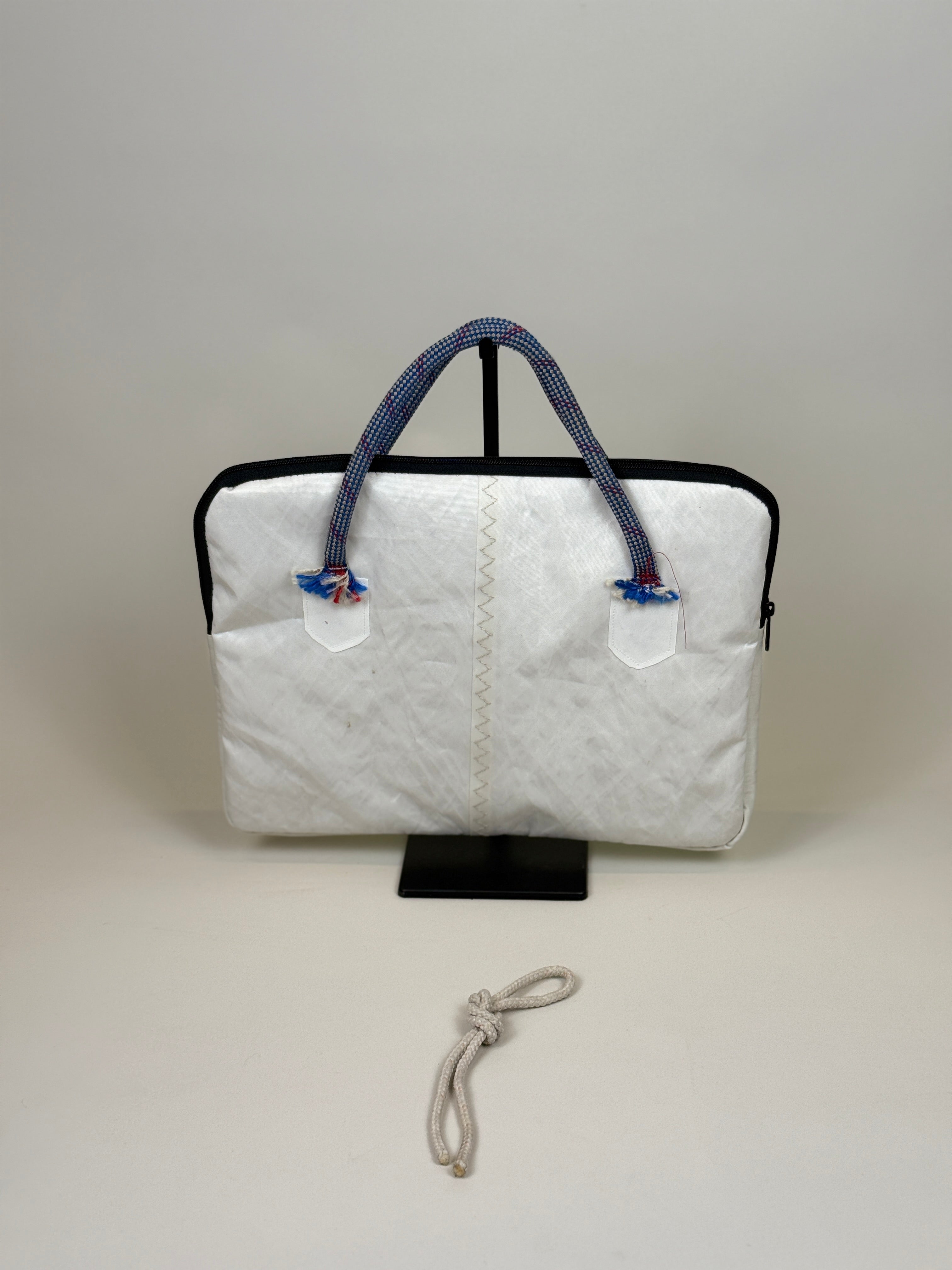 Laptophoes 13 inch van gerecycled jachtzeil, achterkant wit met blauwe touwhengsels