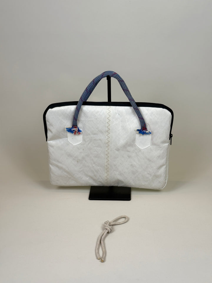 Laptophoes 13 inch van gerecycled jachtzeil, achterkant wit met blauwe touwhengsels