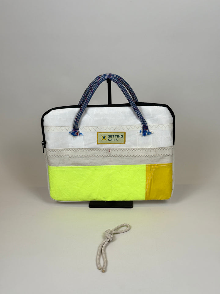 Laptophoes 13 inch van gerecycled jachtzeil, voorkant met neongeel en okergeel vlak