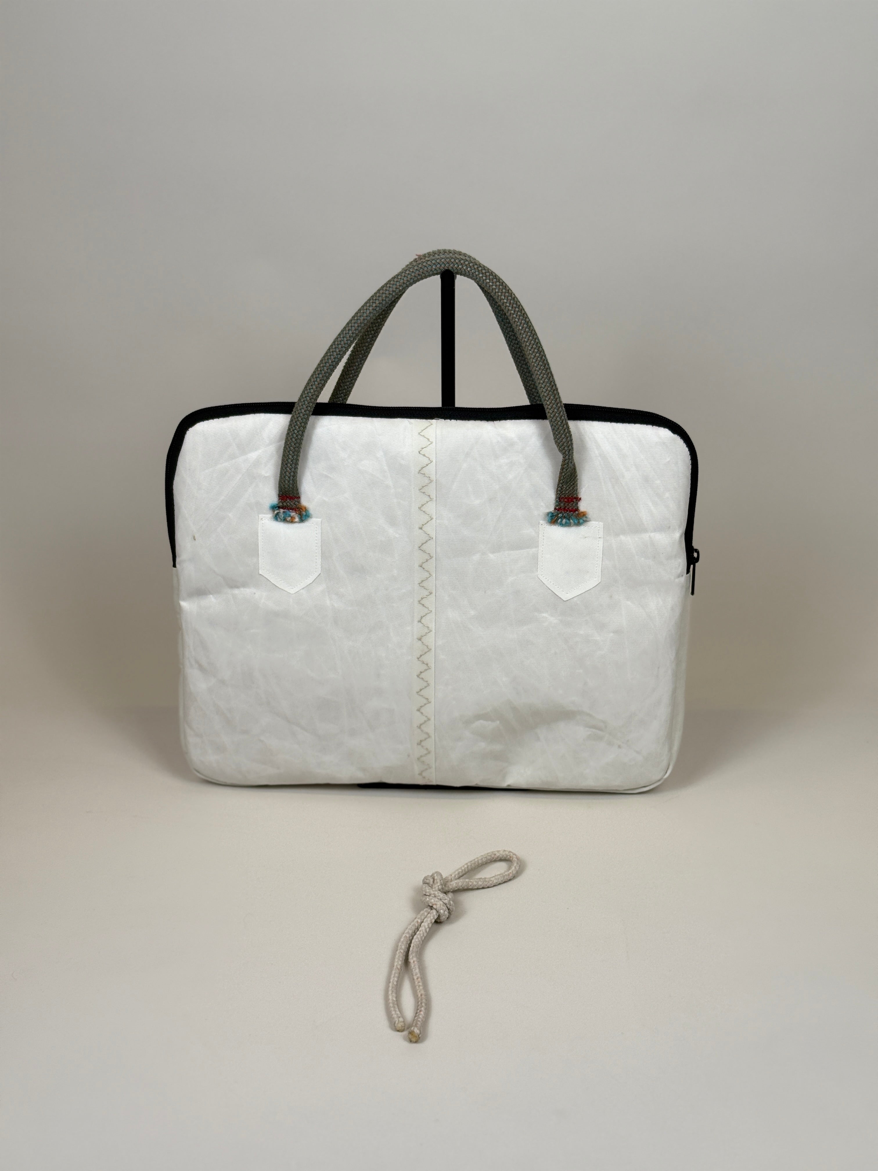 Laptophoes 13 inch van gerecycled jachtzeil, achterkant wit met grijze hengsels