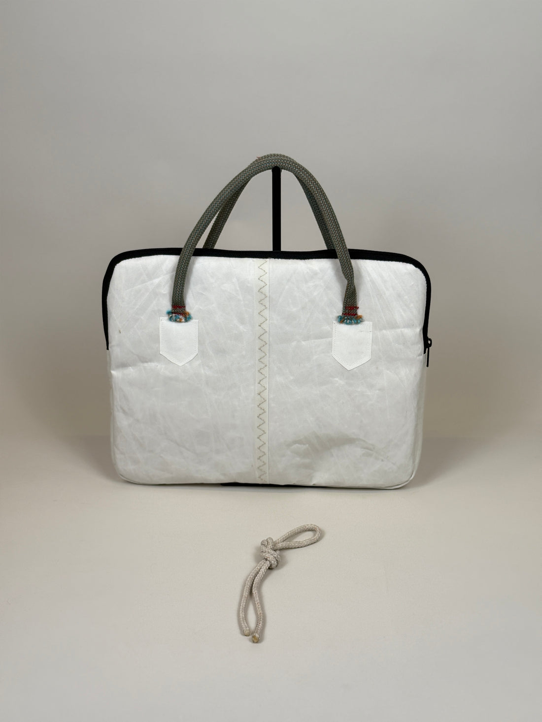 Laptophoes 13 inch van gerecycled jachtzeil, achterkant wit met grijze hengsels