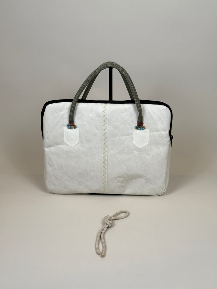 Laptophoes 13 inch van gerecycled jachtzeil, achterkant wit met grijze hengsels