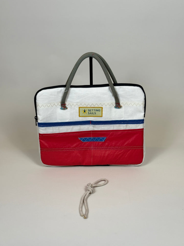 Laptophoes 13 inch van gerecycled jachtzeil, voorkant rood met blauw accent