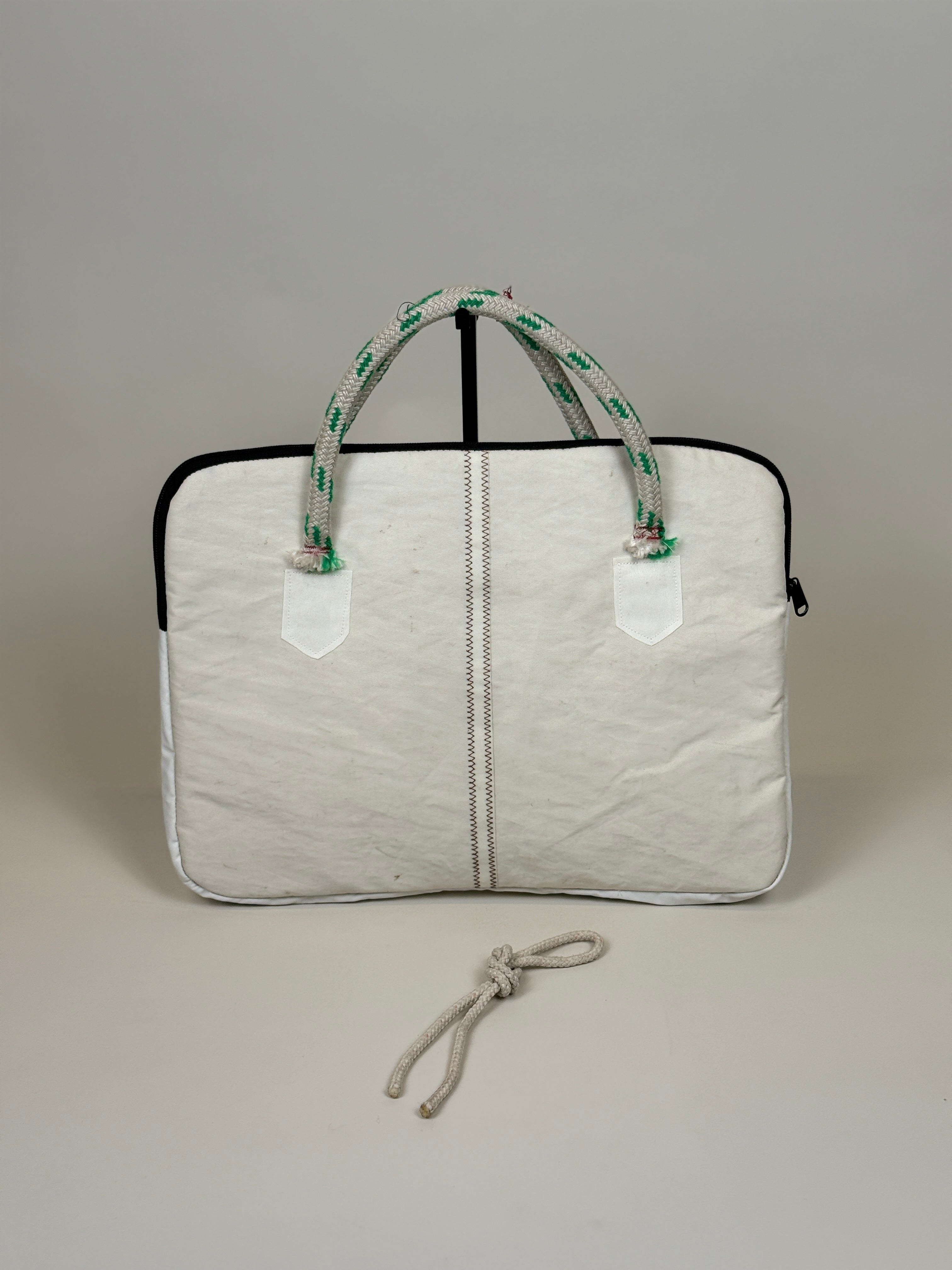 Laptophoes 16 inch van gerecycled jachtzeil, achterkant wit met touwhengsels