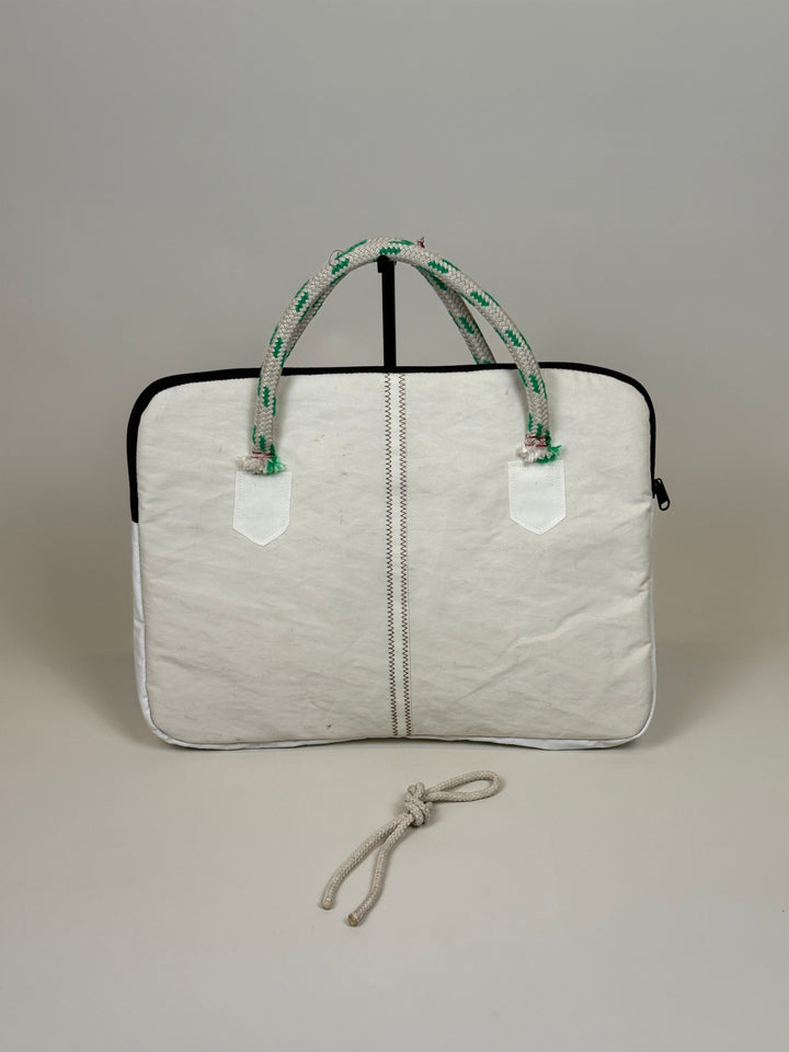 Laptophoes 16 inch van gerecycled jachtzeil, achterkant wit met touwhengsels