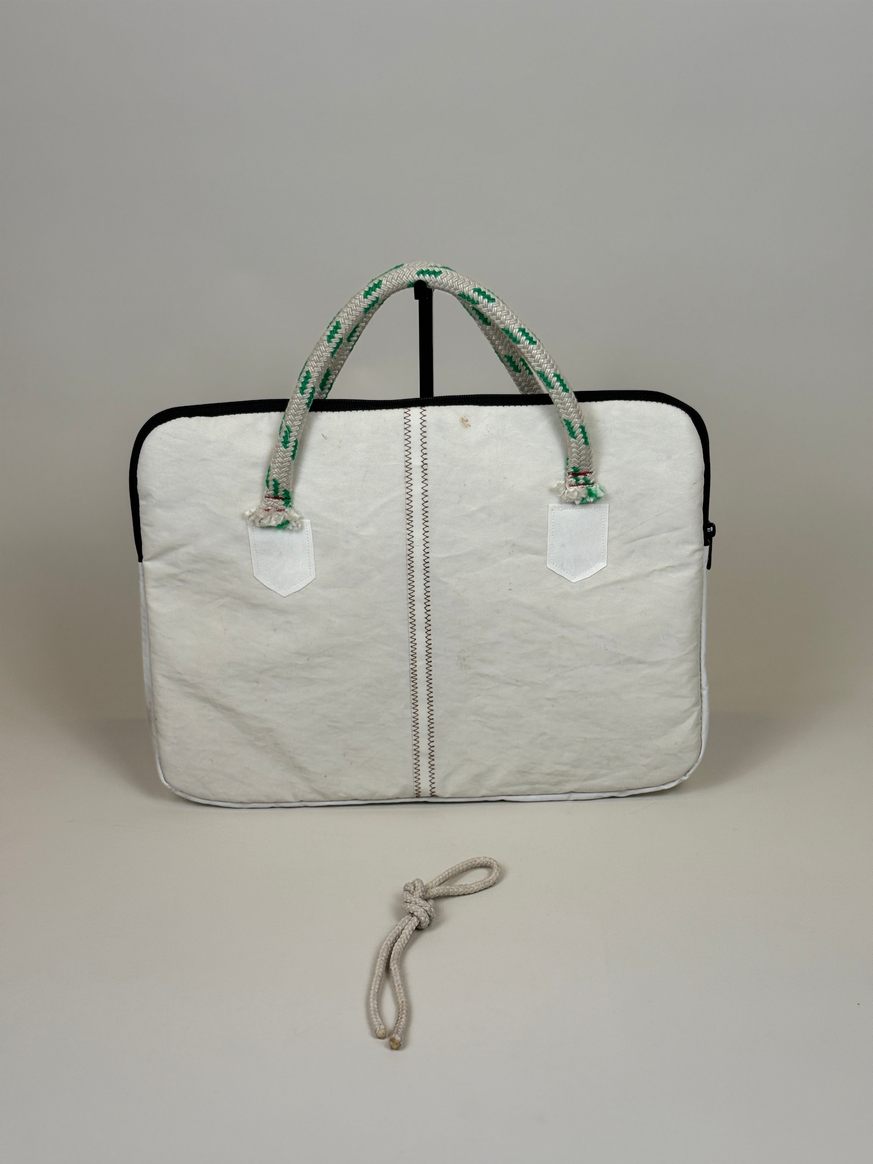 Laptophoes 16 inch van gerecycled jachtzeil, achterkant wit met zeilnaad