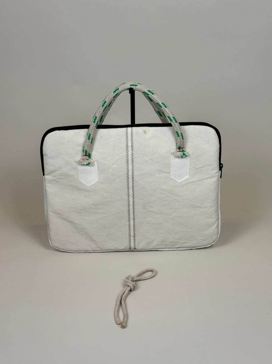 Laptophoes 16 inch van gerecycled jachtzeil, achterkant wit met zeilnaad