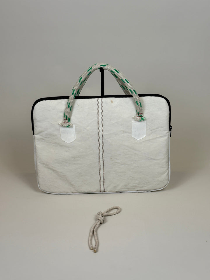 Laptophoes 16 inch van gerecycled jachtzeil, achterkant wit met zeilnaad