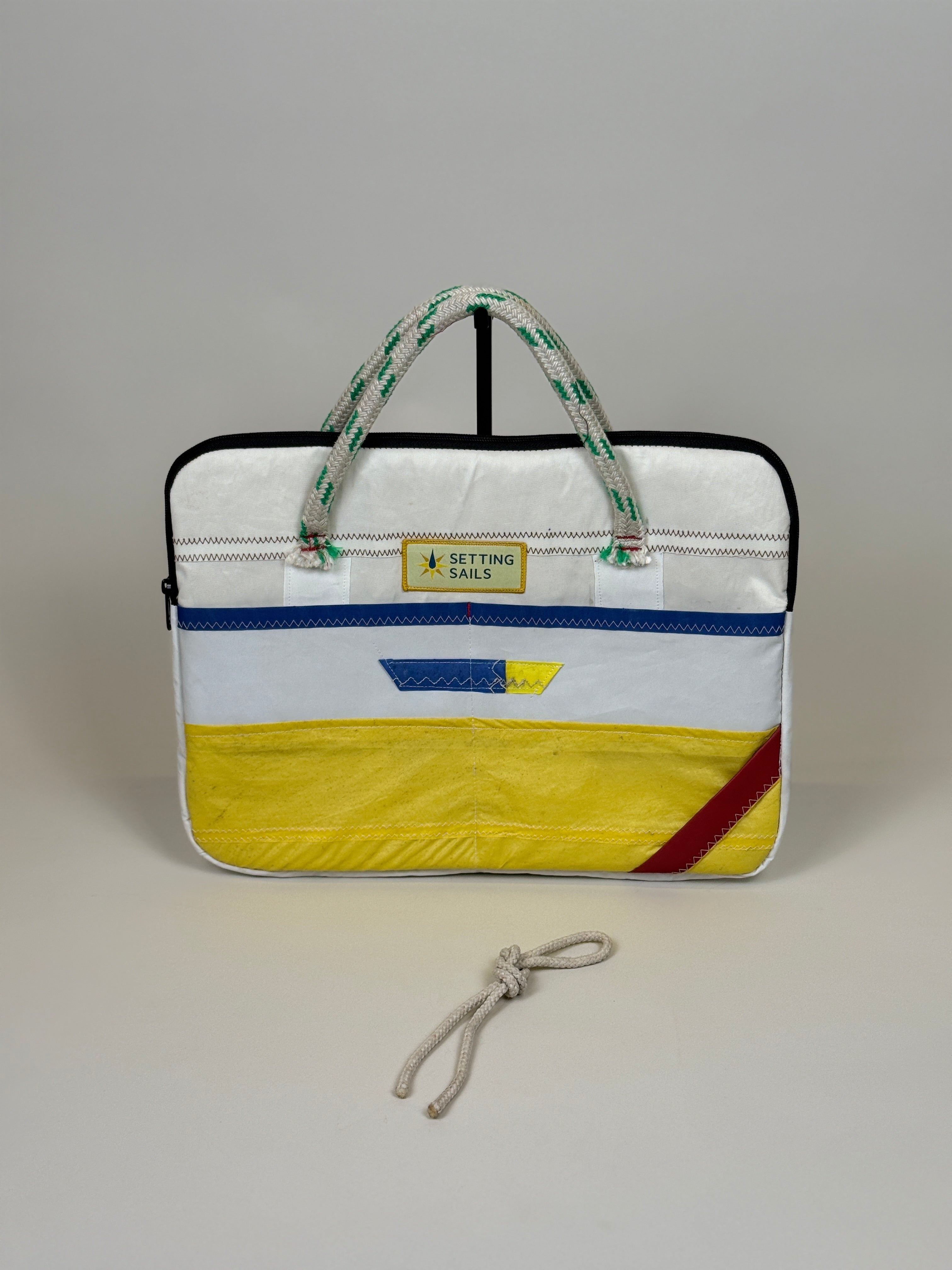 Laptophoes 16 inch van gerecycled jachtzeil, voorkant geel met rode streep en blauw accent