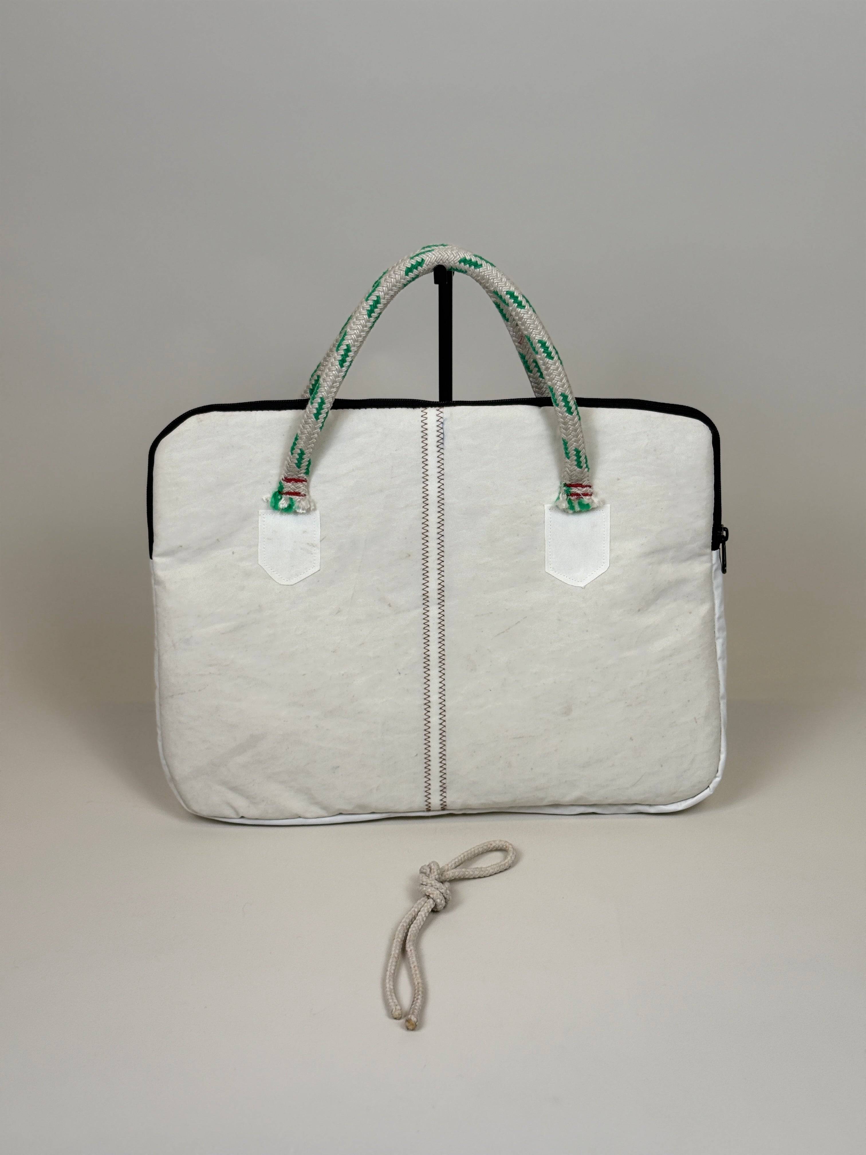 Laptophoes 16 inch van gerecycled jachtzeil, achterkant wit met zeilnaad