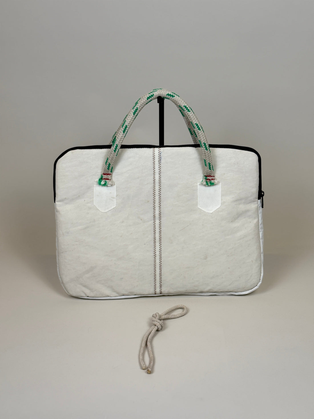 Laptophoes 16 inch van gerecycled jachtzeil, achterkant wit met zeilnaad