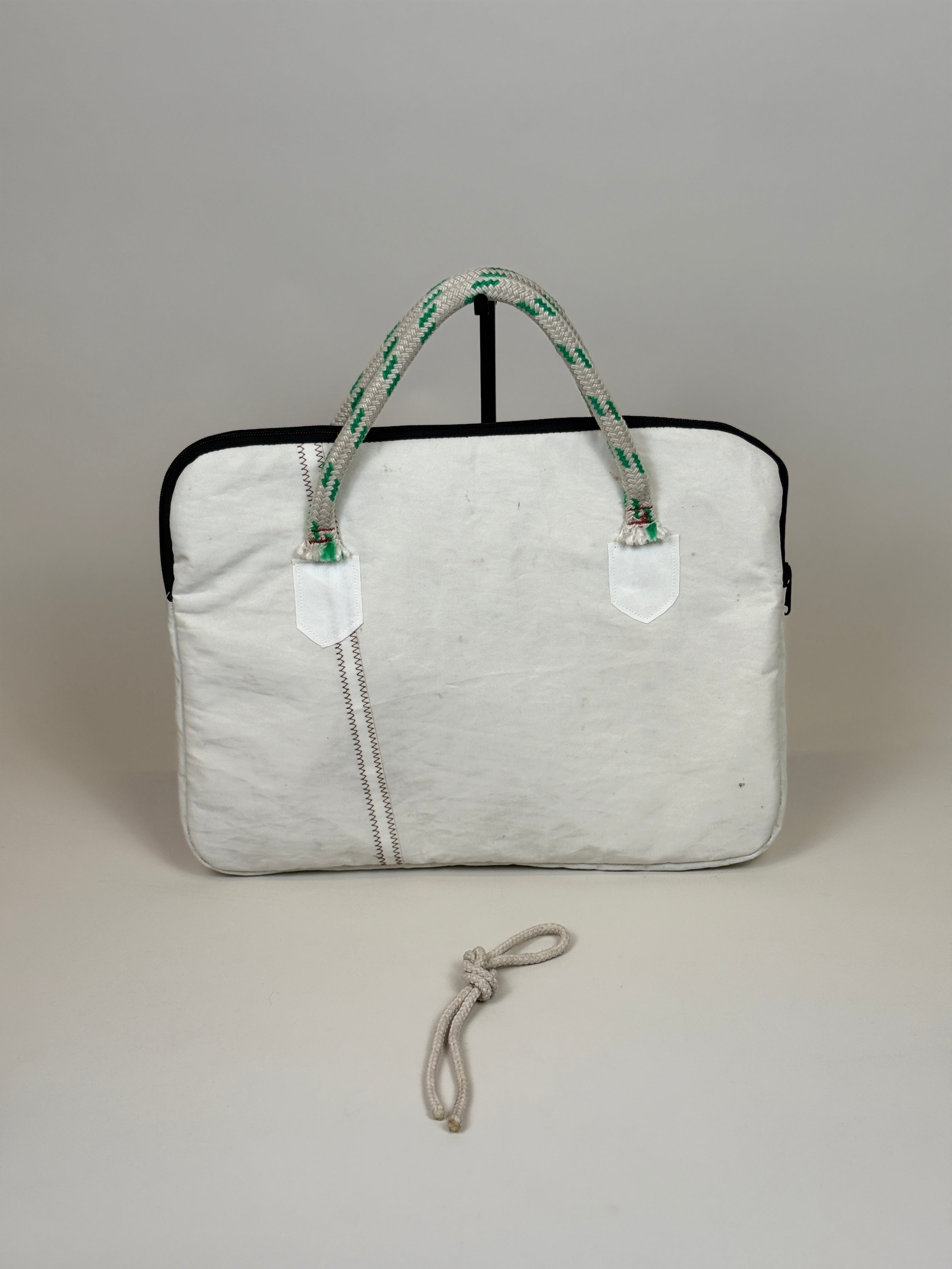 Laptophoes 16 inch van gerecycled jachtzeil, achterkant wit met schuine zeilnaad