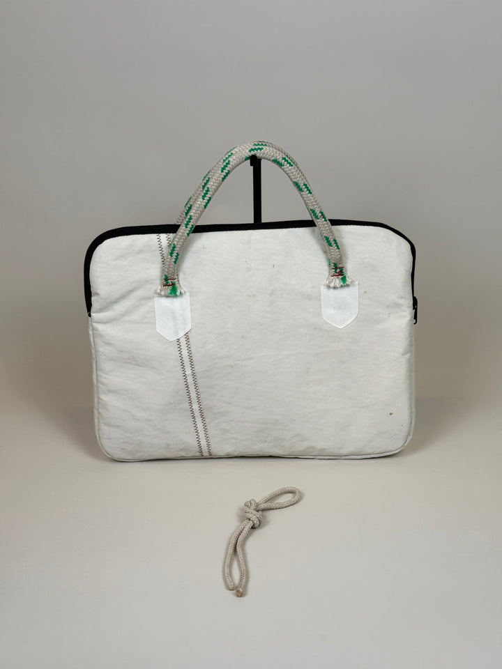 Laptophoes 16 inch van gerecycled jachtzeil, achterkant wit met schuine zeilnaad