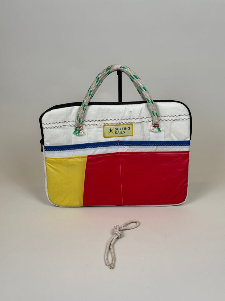 Laptophoes 16 inch van gerecycled jachtzeil, voorkant met geel en rood vlak