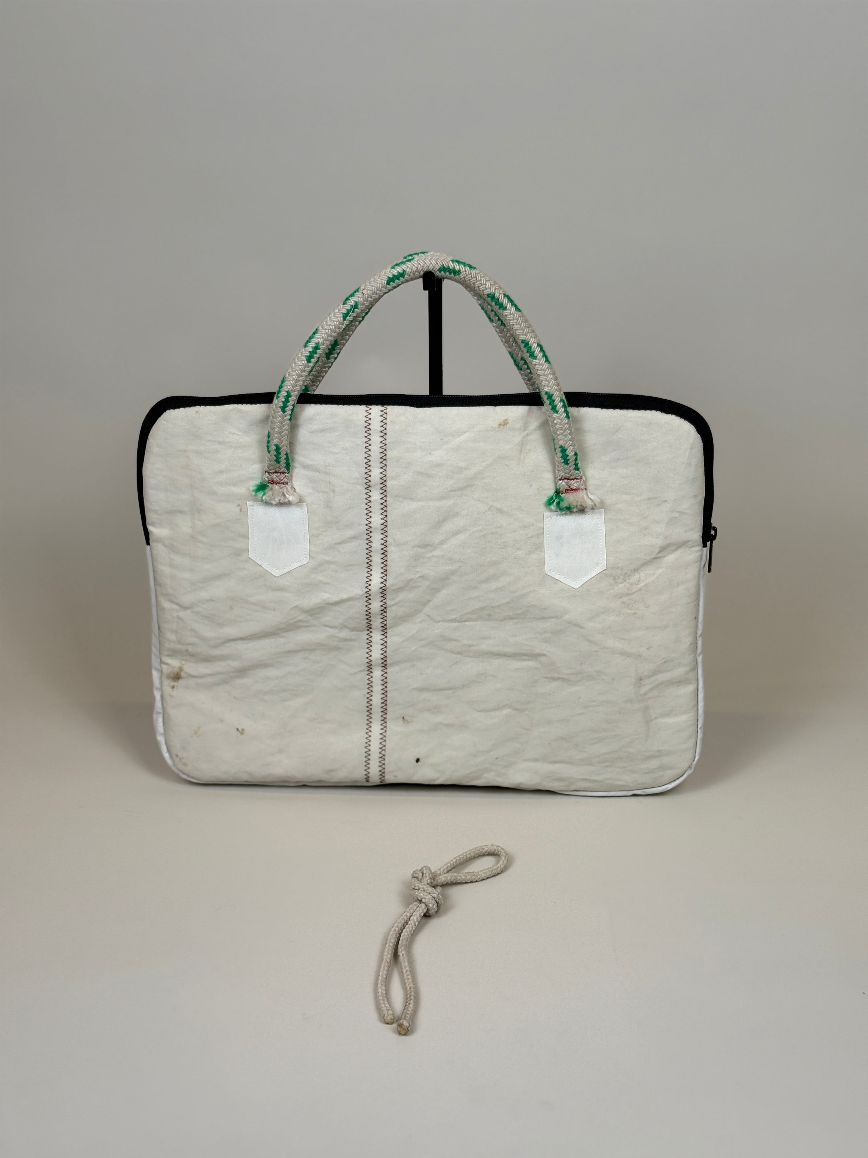 Laptophoes 16 inch van gerecycled jachtzeil, achterkant wit met zeilnaden