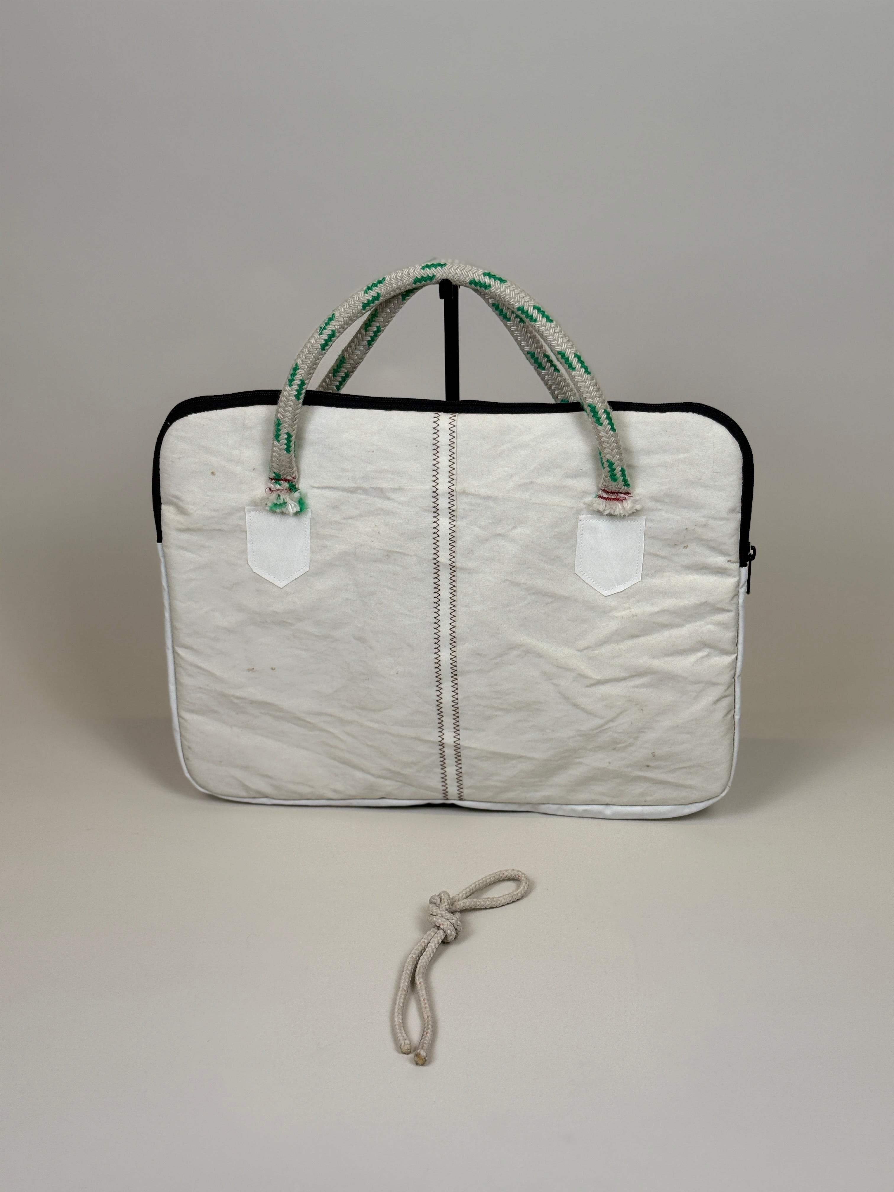 Laptophoes 16 inch van gerecycled jachtzeil, achterkant wit met zeilnaad