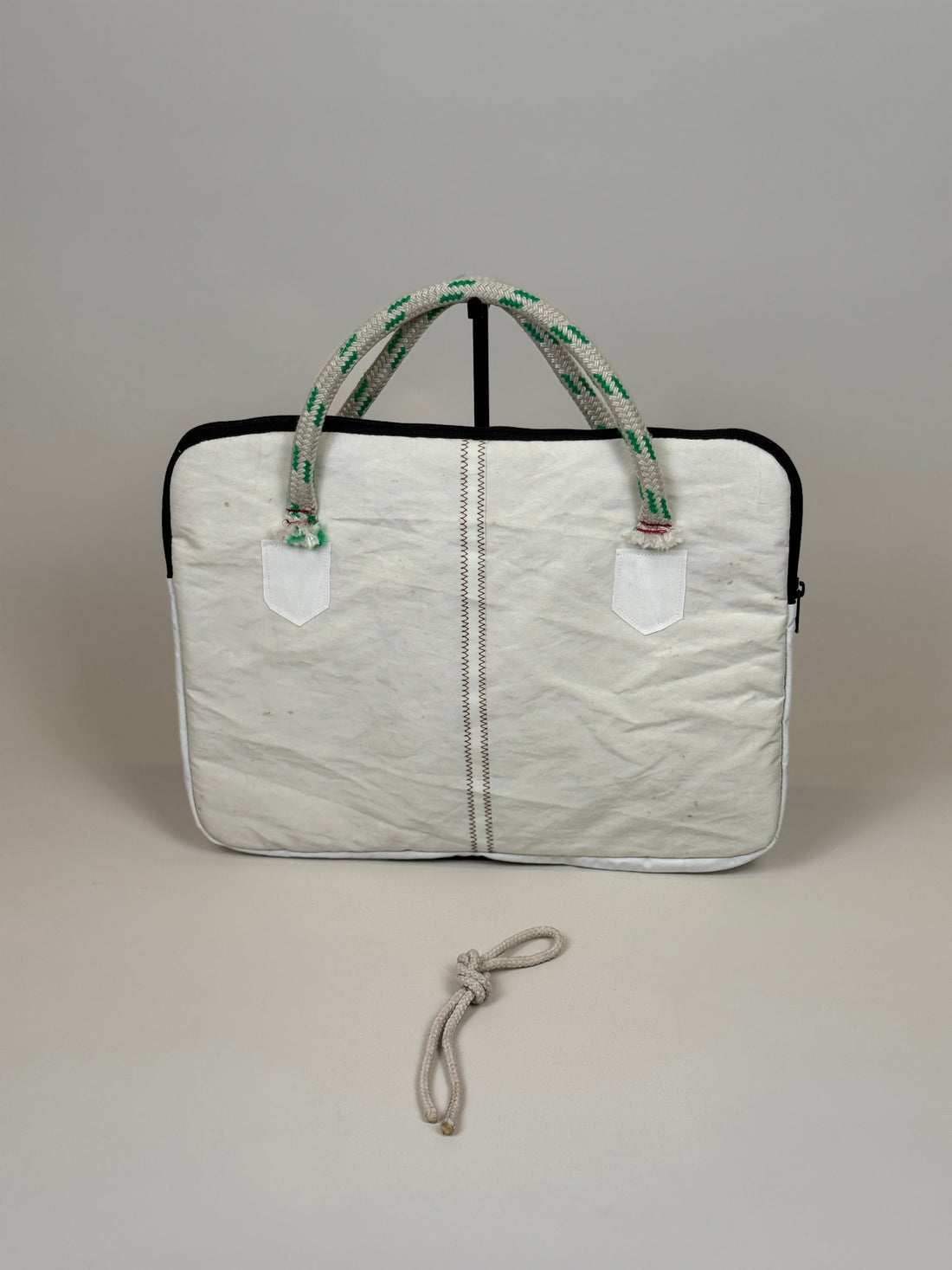 Laptophoes 16 inch van gerecycled jachtzeil, achterkant wit met zeilnaad