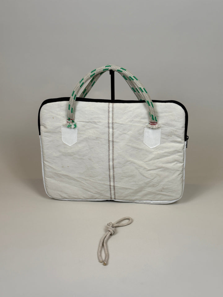 Laptophoes 16 inch van gerecycled jachtzeil, achterkant wit met zeilnaad