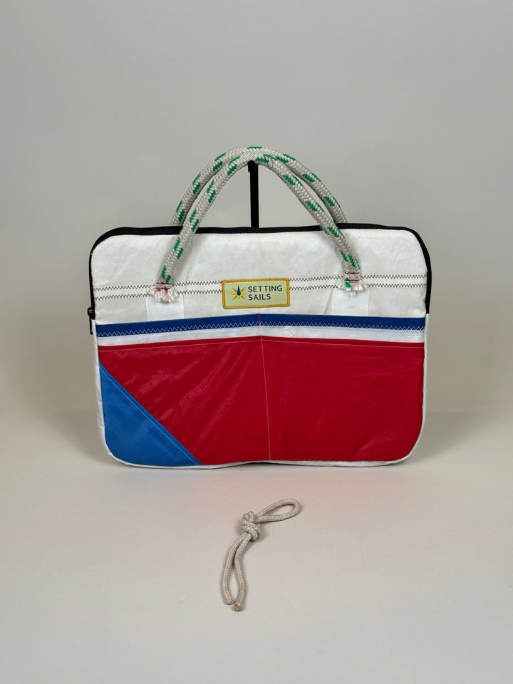 Laptophoes 16 inch van gerecycled jachtzeil, voorkant rood met blauwe hoek