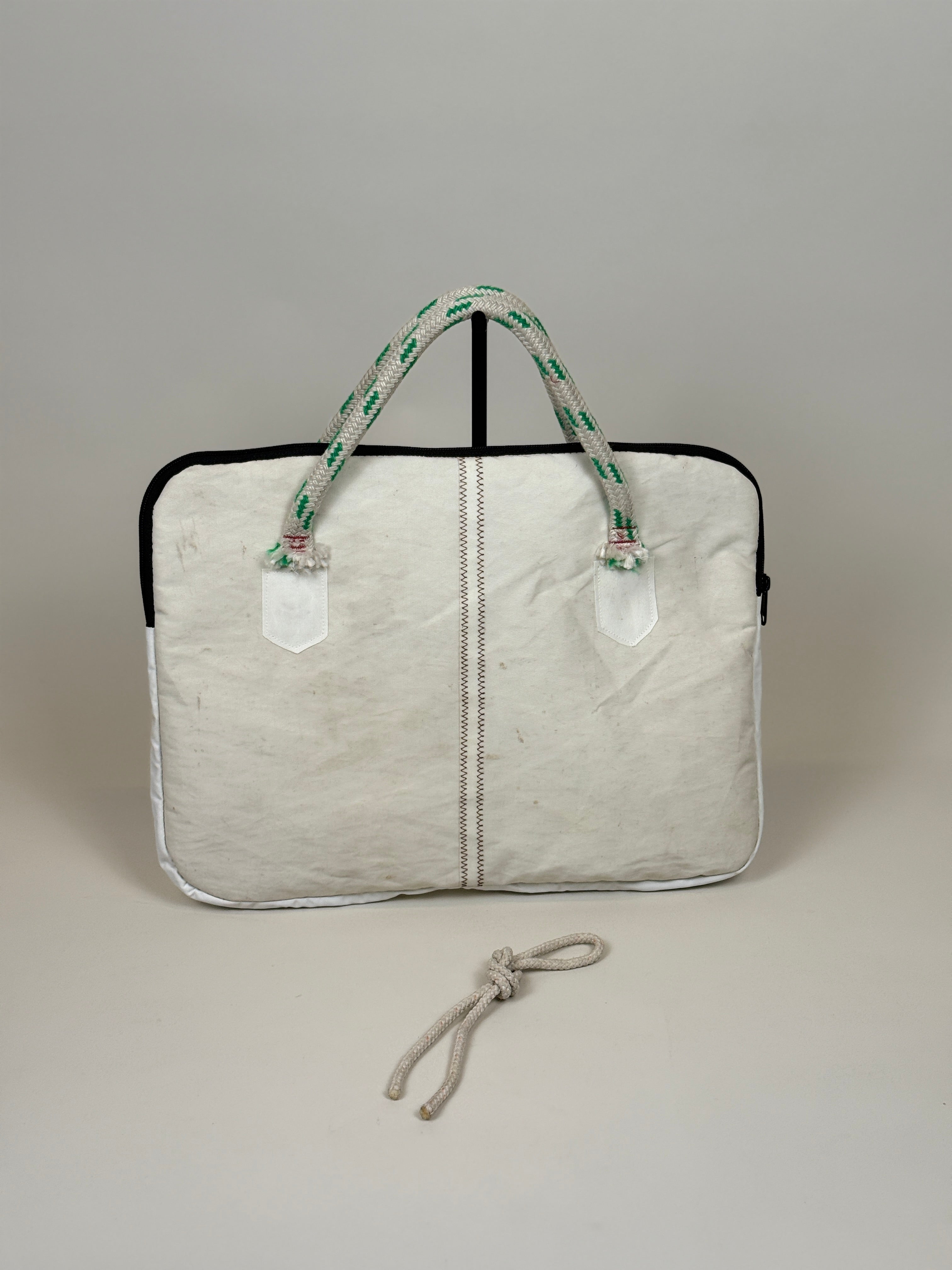 Laptophoes 16 inch van gerecycled jachtzeil, achterkant wit met touwhengsels