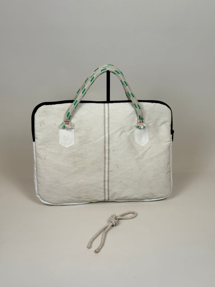 Laptophoes 16 inch van gerecycled jachtzeil, achterkant wit met touwhengsels