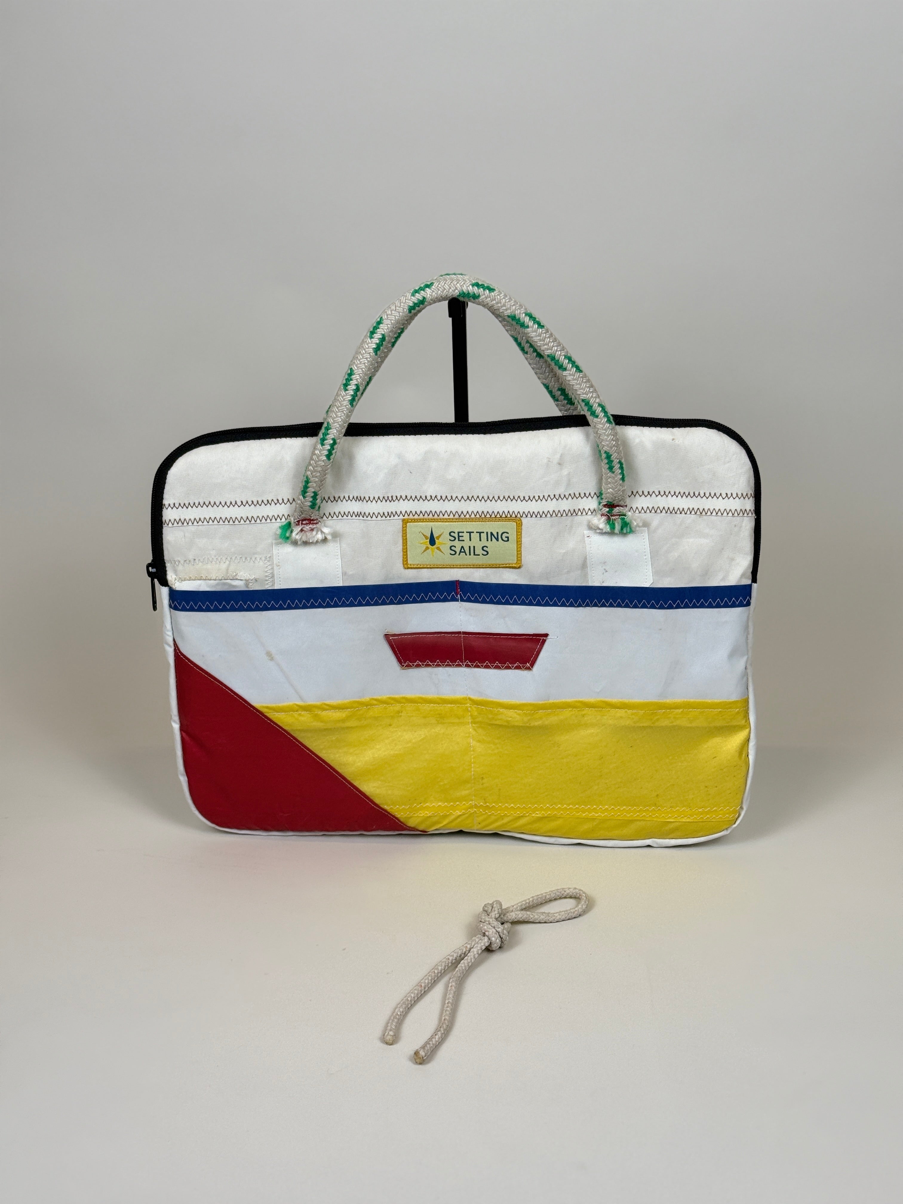 Laptophoes 16 inch van gerecycled jachtzeil, voorkant met rood en geel vlak