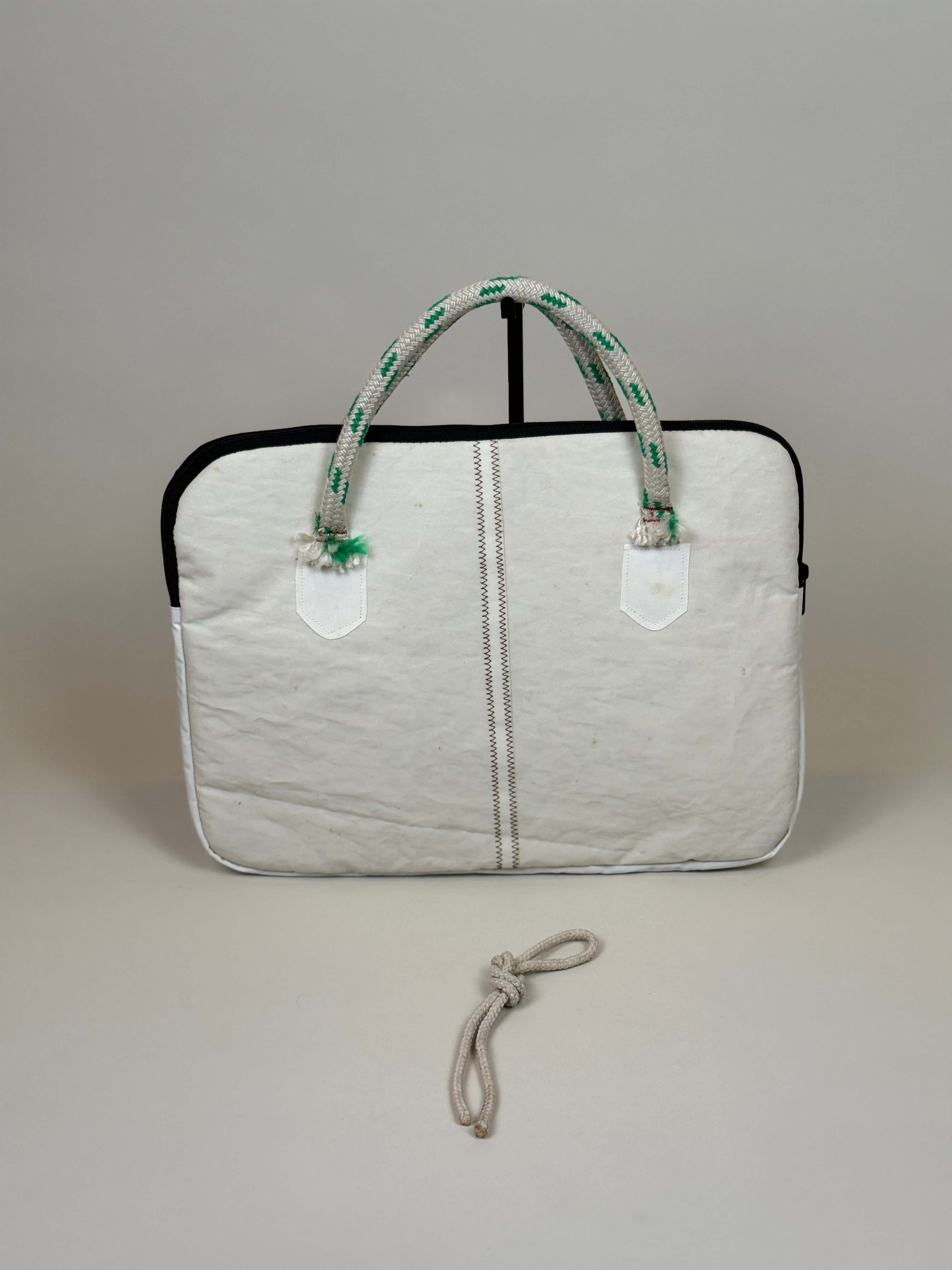 Laptophoes 16 inch van gerecycled jachtzeil, achterkant wit met zeilnaad
