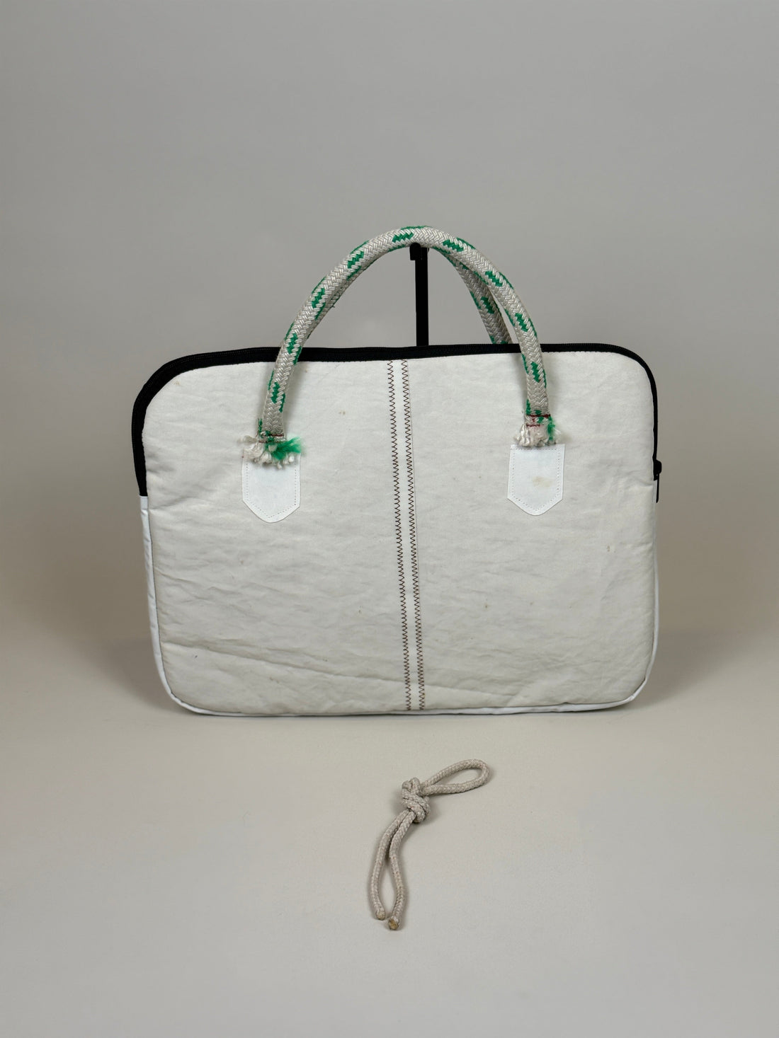 Laptophoes 16 inch van gerecycled jachtzeil, achterkant wit met zeilnaad