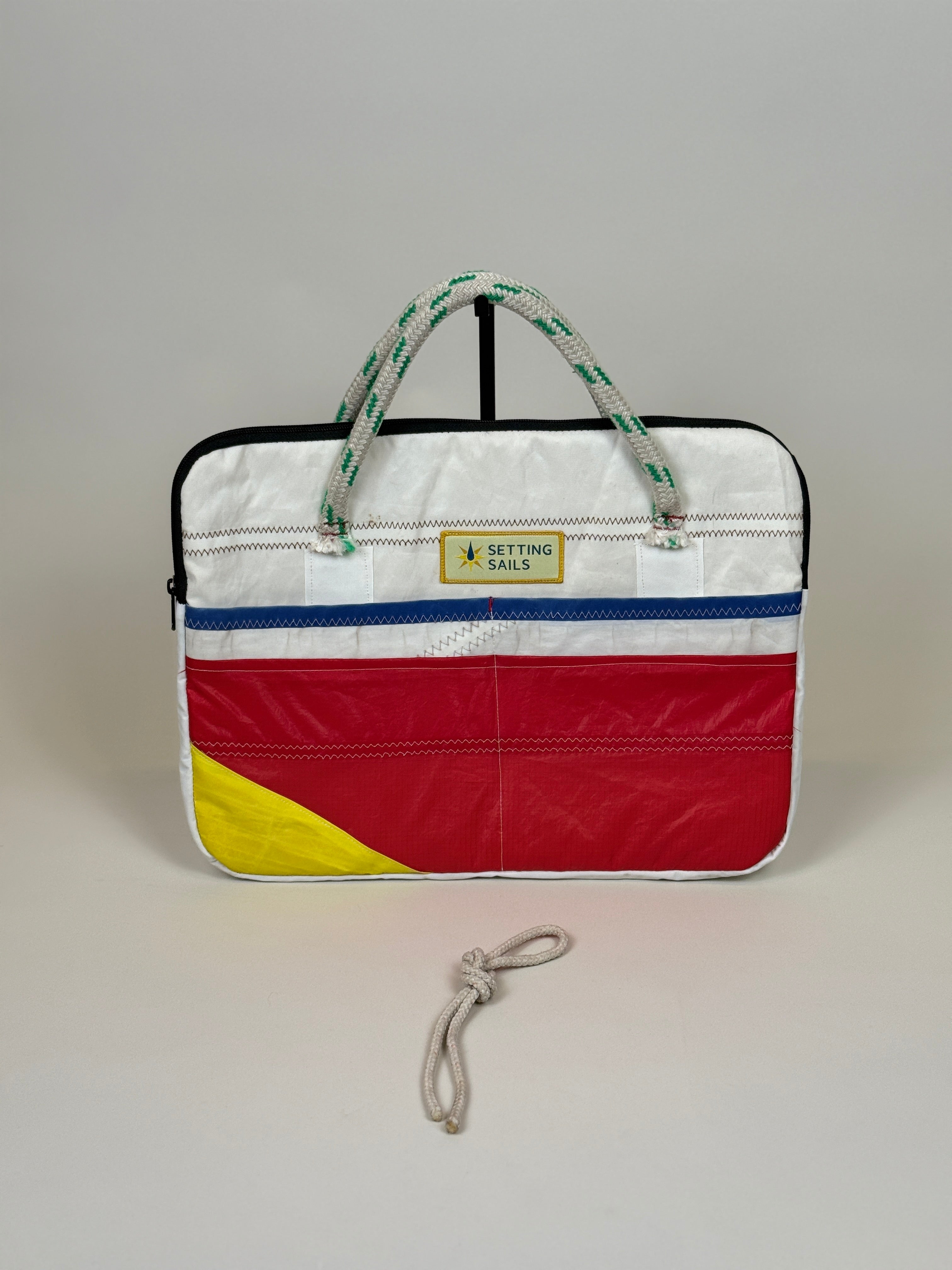 Laptophoes 16 inch van gerecycled jachtzeil, voorkant rood met gele hoek