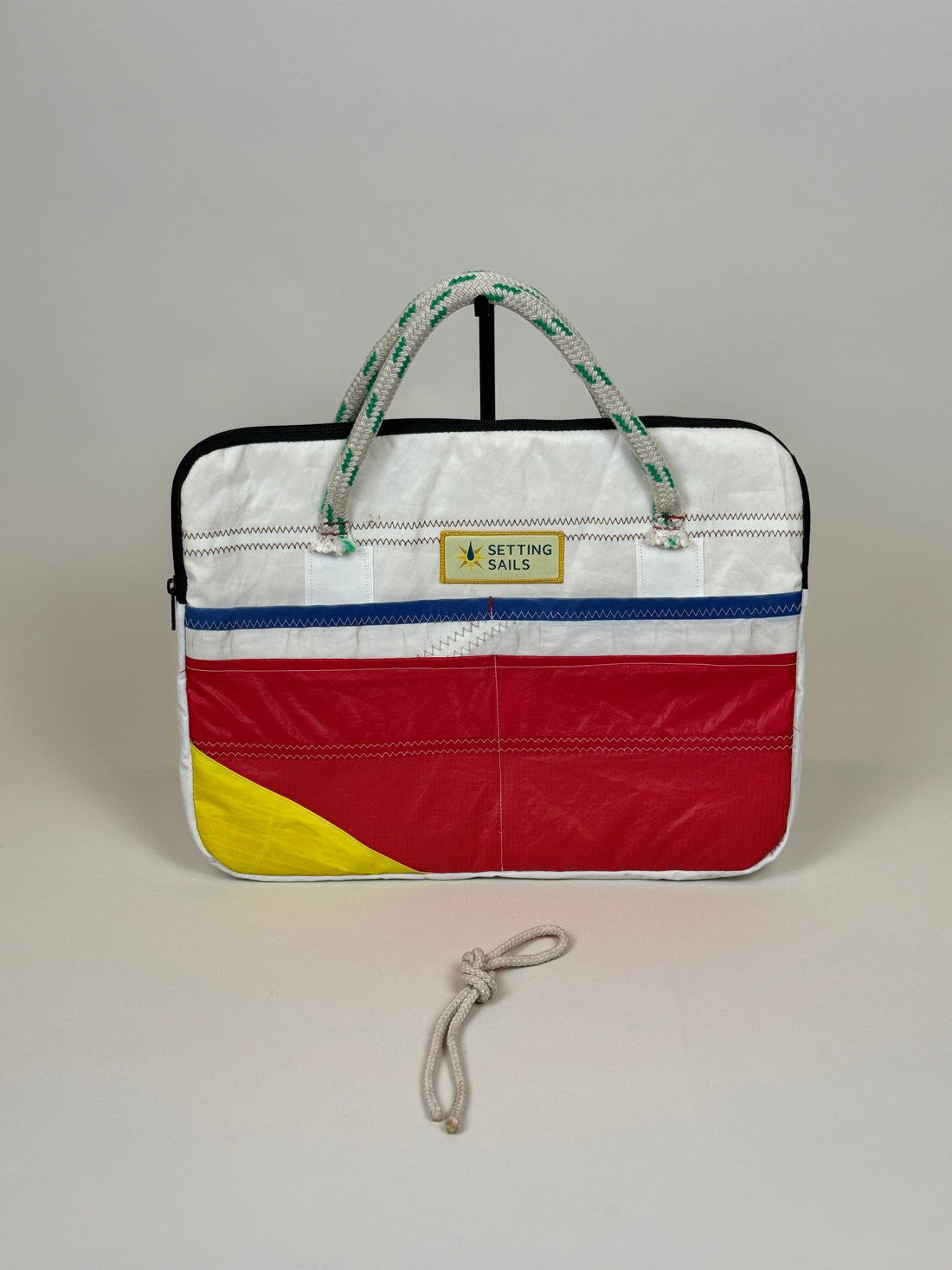 Laptophoes 16 inch van gerecycled jachtzeil, voorkant rood met gele hoek