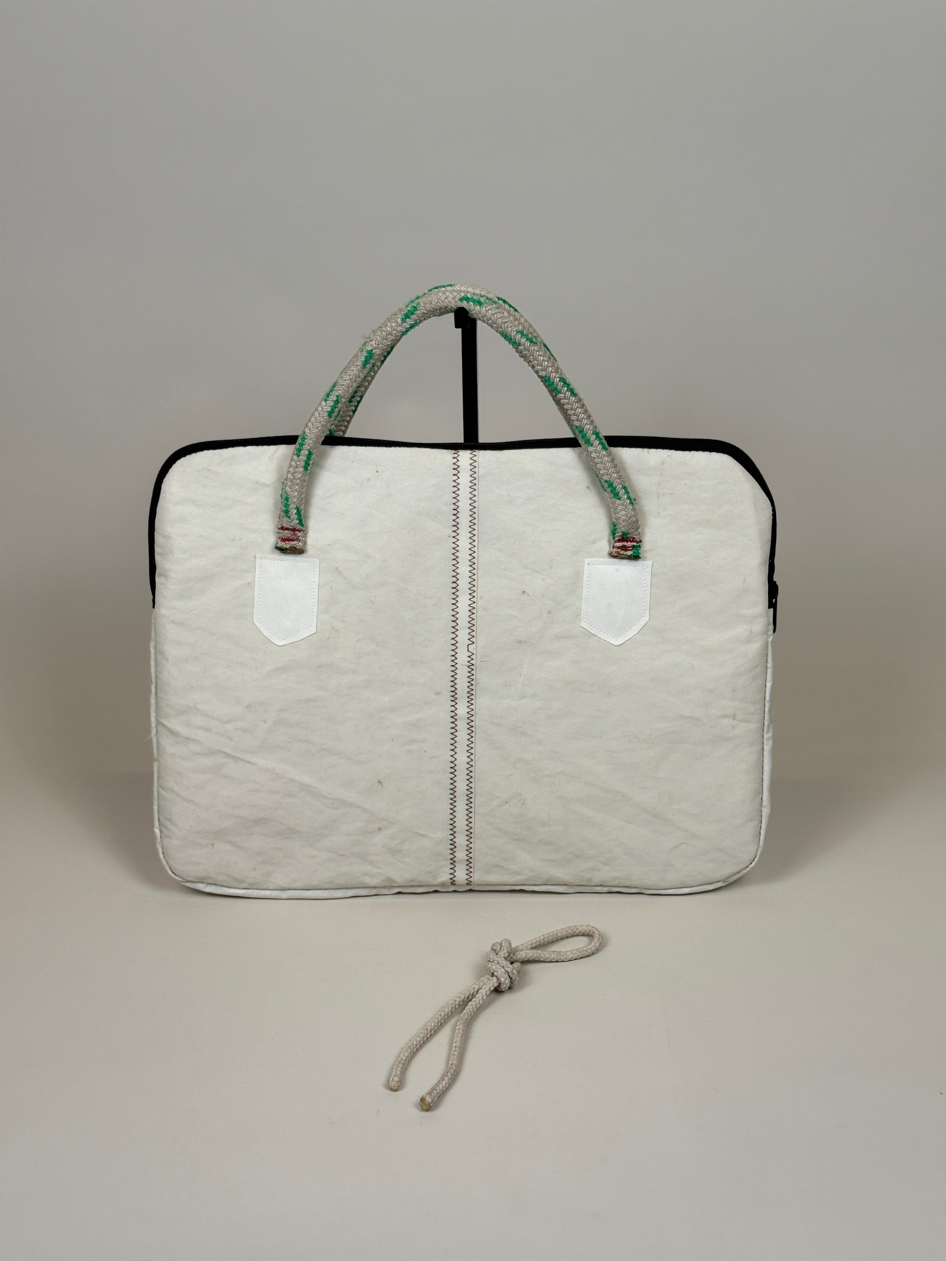 Laptophoes 16 inch van gerecycled jachtzeil, achterkant wit met zeilnaad