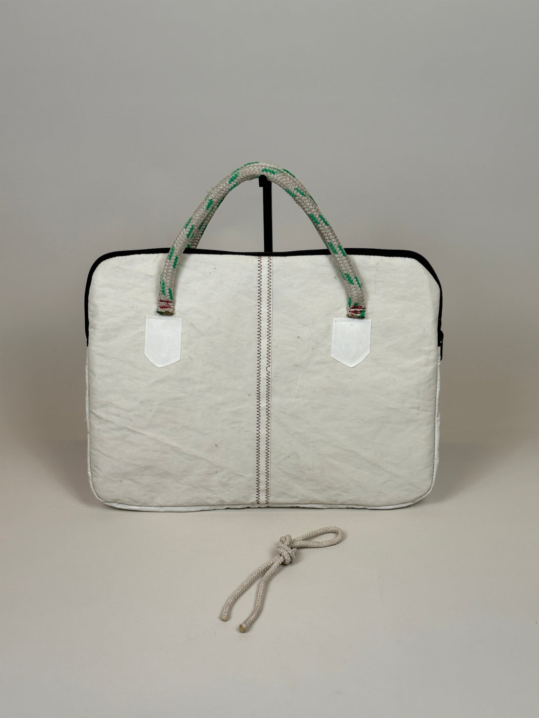 Laptophoes 16 inch van gerecycled jachtzeil, achterkant wit met zeilnaad