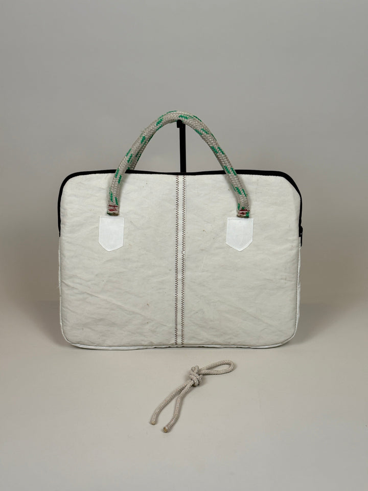 Laptophoes 16 inch van gerecycled jachtzeil, achterkant wit met zeilnaad