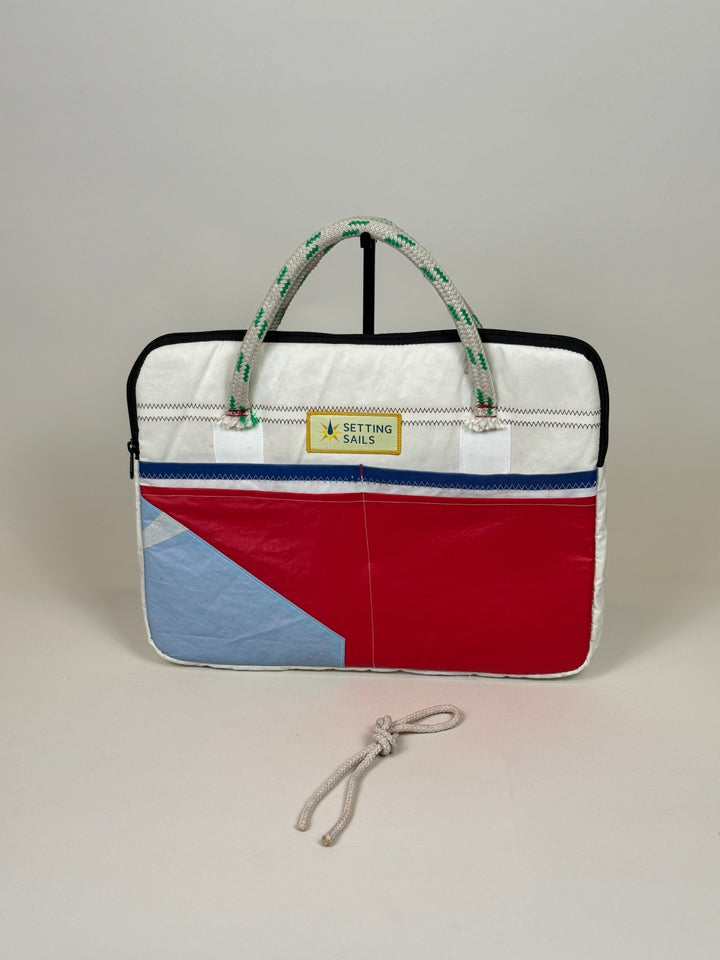 Laptophoes 16 inch van gerecycled jachtzeil, voorkant met rood en lichtblauw vlak