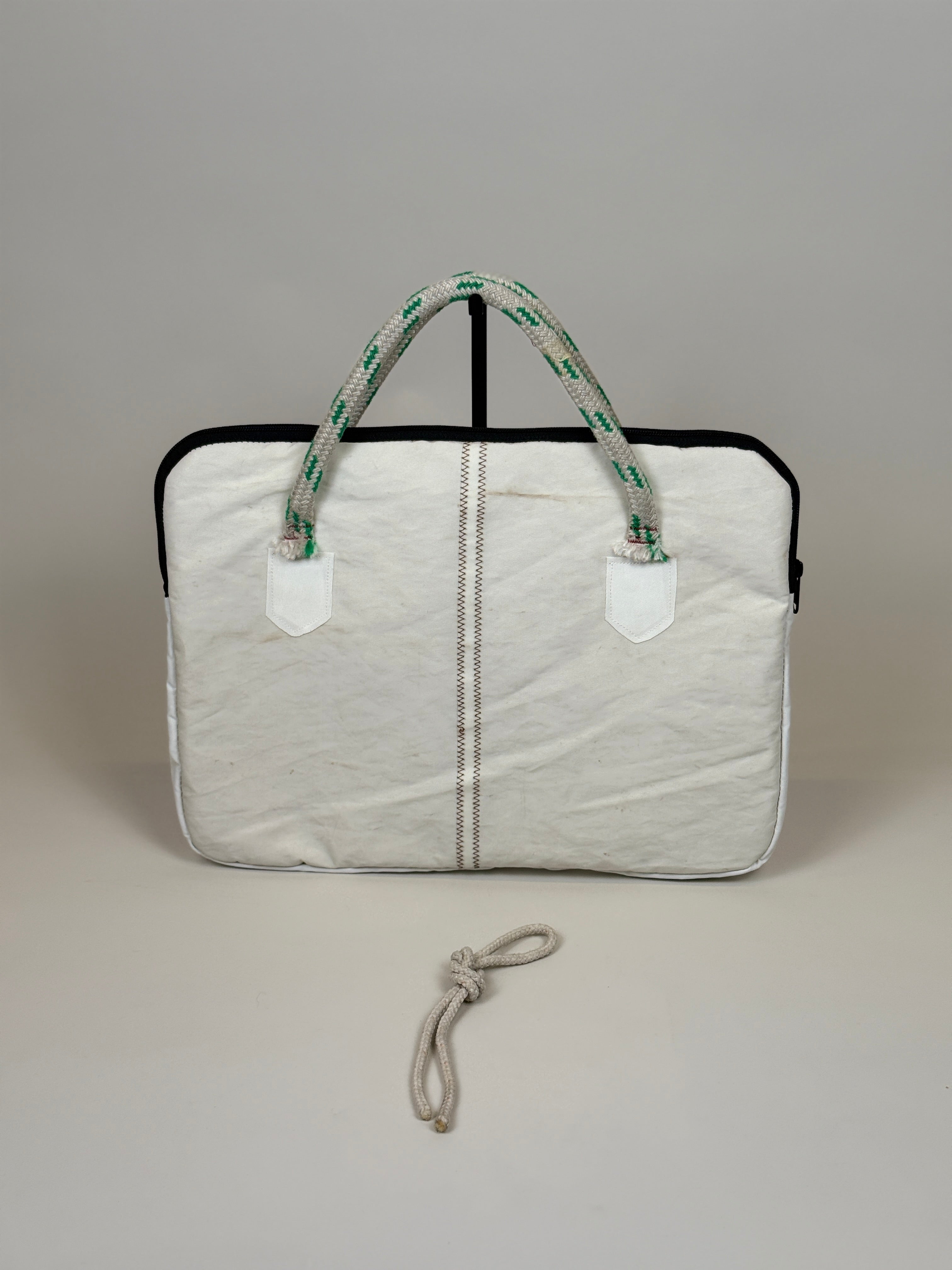 Laptophoes 16 inch van gerecycled jachtzeil, achterkant wit met zeilnaad