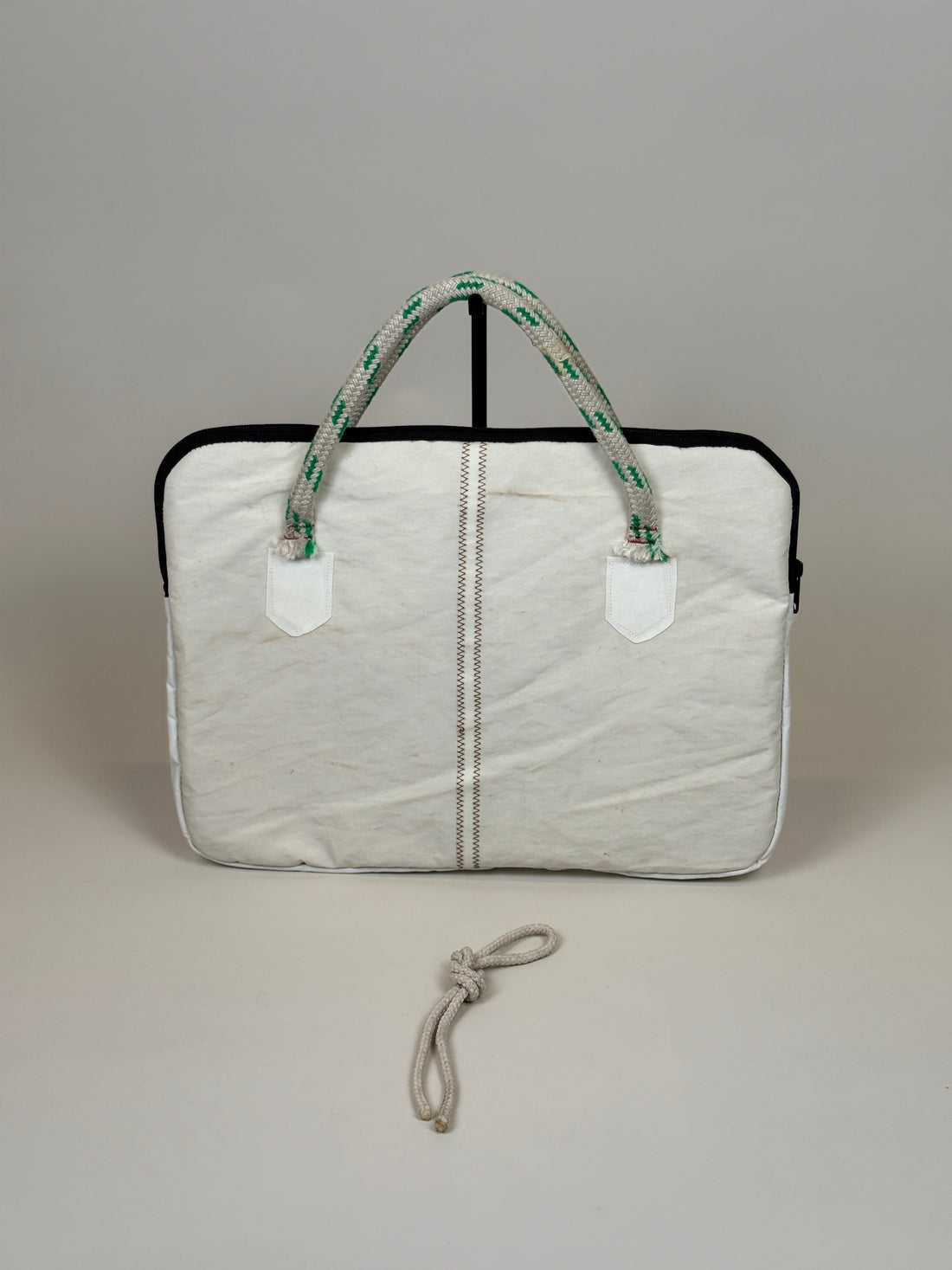 Laptophoes 16 inch van gerecycled jachtzeil, achterkant wit met zeilnaad