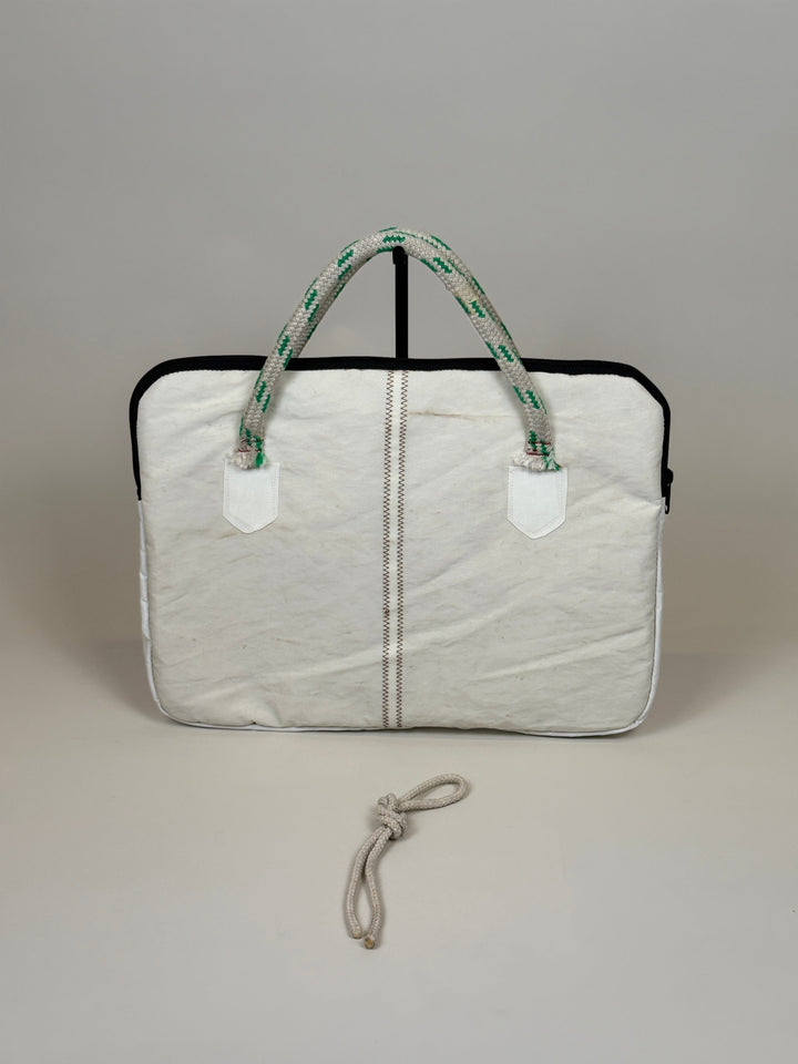 Laptophoes 16 inch van gerecycled jachtzeil, achterkant wit met zeilnaad