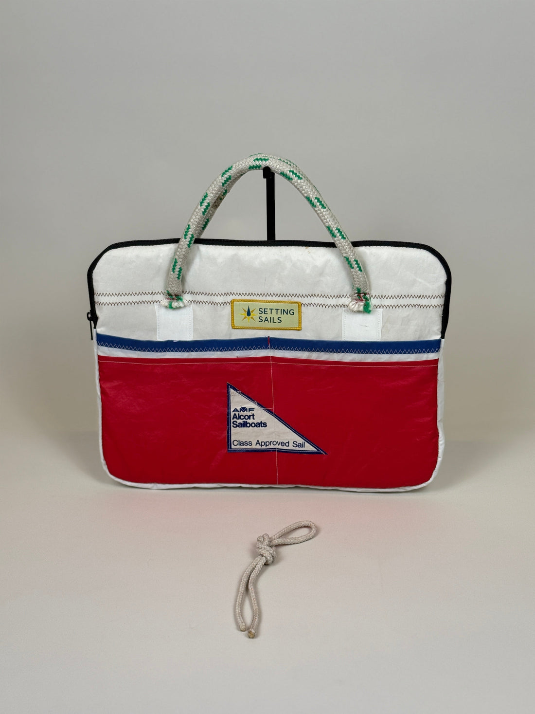 Laptophoes 16 inch van gerecycled jachtzeil, voorkant rood met zeilembleem