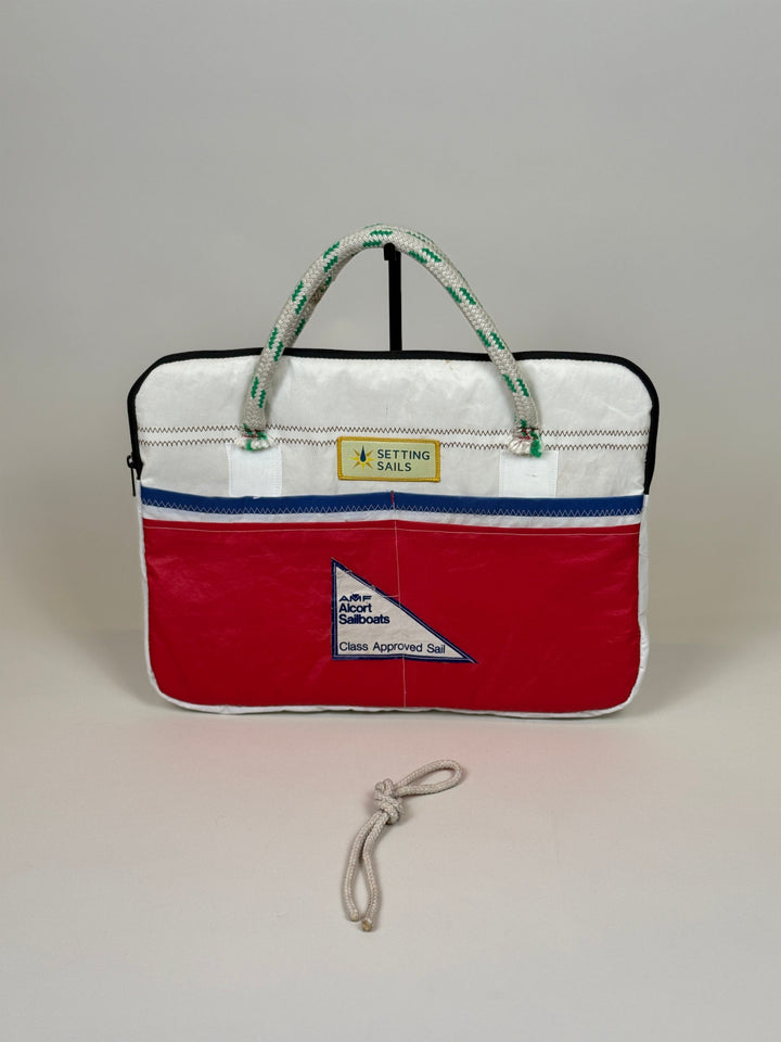 Laptophoes 16 inch van gerecycled jachtzeil, voorkant rood met zeilembleem