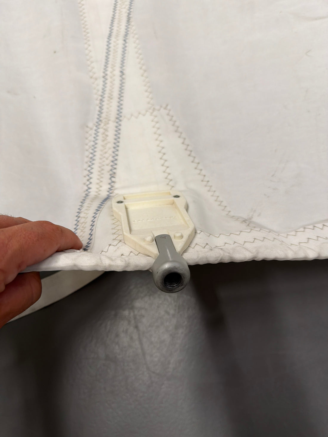 260728-10 grootzeil met leuvers - eerdere reparatie 1